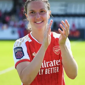 Arsenal Women Triumph Over Aston Villa: Lotte Wubben-Moy Celebrates with Fans Arsenal Women Triumph Over Aston Villa: Lotte Wubben-Moy Celebrates with Fans