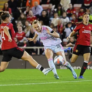 Arsenal Women Triumph Over Manchester United in Barclays Super League: Stina Blackstenius Scores the Opener Arsenal Women Triumph Over Manchester United in Barclays Super League: Stina Blackstenius Scores the Opener