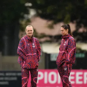 Arsenal Women Prints: Arsenal Women v Aston Villa 2021-22