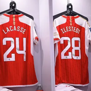 Arsenal Women vs Manchester City: Pre-Match Focus at Meadow Park - Arsenal's Super League Showdown (2023-24): Inside the Arsenal Dressing Room