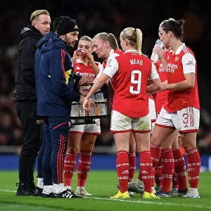 Arsenal Women vs Manchester United: Coach Aaron D'Antonio Guides Beth Mead at Emirates Stadium (November 2022)