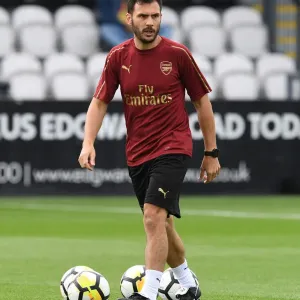 Der Assistent des Arsenal Frauenkaders Aaron D Antino vor dem Spiel gegen West Ham United Frauen Der Assistent des Arsenal Frauenkaders Aaron D Antino vor dem Spiel gegen West Ham United Frauen