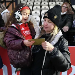 Arsenal Women's Beth Mead Receives Heartwarming Gesture from Young Fan after Match vs. Everton Women Arsenal Women's Beth Mead Receives Heartwarming Gesture from Young Fan after Match vs. Everton Women