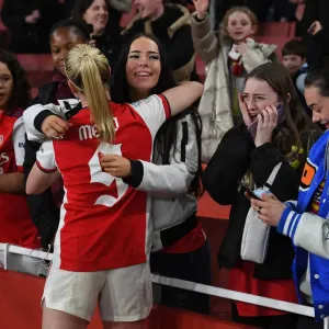 Arsenal Women's Champions League: Beth Mead Celebrates Quarter-Final Victory with Fans Arsenal Women's Champions League: Beth Mead Celebrates Quarter-Final Victory with Fans