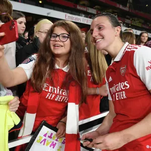 Arsenal Women's Champions League Victory: Lotte Wubben-Moy's Heartwarming Reunion with Adoring Fans Arsenal Women's Champions League Victory: Lotte Wubben-Moy's Heartwarming Reunion with Adoring Fans
