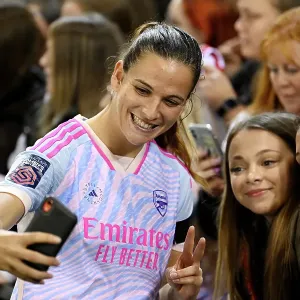 Arsenal Women's Players Connect with Fans: A Heartwarming Selfie Moment after Manchester United Match Arsenal Women's Players Connect with Fans: A Heartwarming Selfie Moment after Manchester United Match