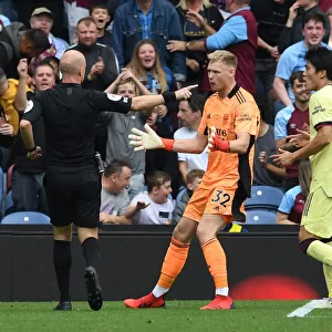 Arsenal's Aaron Ramsdale Contests Ref's Decision During Burnley Clash (Burnley v Arsenal 2021-22)
