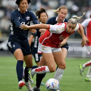 Arsenal's Alessia Russo Clashes with Soari Takarada in UEFA Champions League Showdown