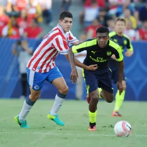 Arsenal's Alex Iwobi Breaks Past Chivas Orbelin Pineda in Pre-Season Clash