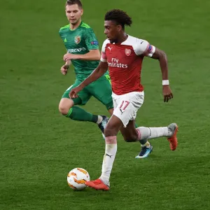 Arsenal's Alex Iwobi Clashes with Vorskla Poltava's Aleksandre Kobakhidze in Europa League Match