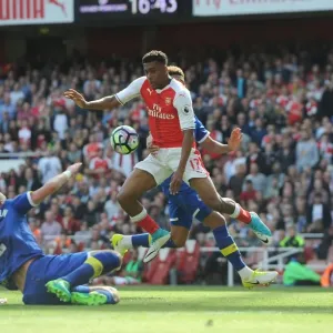 Arsenal's Alex Iwobi Faces Off Against Everton's Morgan Schneiderlin and Mason Holgate Arsenal's Alex Iwobi Faces Off Against Everton's Morgan Schneiderlin and Mason Holgate