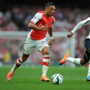 Arsenal's Alex Oxlade-Chamberlain Surges Past Tottenham's Danny Rose