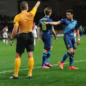 Arsenal's Alexis Sanchez Argues with Referee Svein Oddvar Moen during Monaco Clash in UEFA Champions League