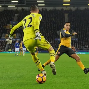 Arsenal's Alexis Sanchez Closes In on Everton's Maarten Stekelenburg in Premier League Showdown (Everton v Arsenal 2016-17)