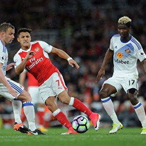 Arsenal's Alexis Sanchez Fends Off Sunderland's Lee Cattermole and Didier Ndong