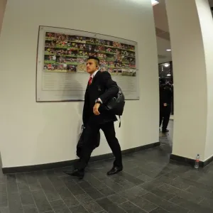 Arsenal's Alexis Sanchez Heads to the Changing Room Before FA Cup Match vs Hull City