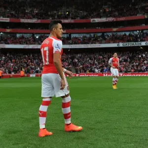 Arsenal's Alexis Sanchez Prepares for Kickoff against Hull City (2014-15) Arsenal's Alexis Sanchez Prepares for Kickoff against Hull City (2014-15)
