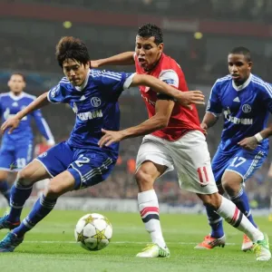 Arsenal's Andre Santos Clashes with Schalke's Atsuto Uchida and Jefferson Farfan Arsenal's Andre Santos Clashes with Schalke's Atsuto Uchida and Jefferson Farfan