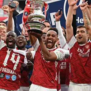 Arsenal's Aubameyang Lifts FA Cup Amid Empty Wembley Amidst Coronavirus Pandemic: Arsenal v Chelsea, FA Cup Final 2020