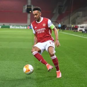 Arsenal's Aubameyang Shines in Europa League Clash against SL Benfica Arsenal's Aubameyang Shines in Europa League Clash against SL Benfica