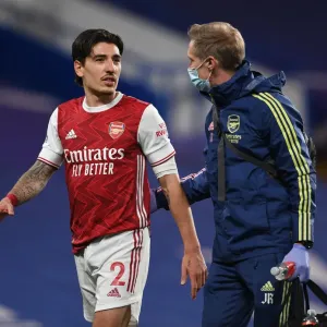 Arsenal's Bellerin Suffers Injury, Forced Off Against Chelsea (2020-21 Premier League) Arsenal's Bellerin Suffers Injury, Forced Off Against Chelsea (2020-21 Premier League)