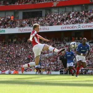 Arsenal's Bendtner Scores Twice in 4-1 Premier League Victory over Portsmouth and Asmir Begovic Arsenal's Bendtner Scores Twice in 4-1 Premier League Victory over Portsmouth and Asmir Begovic