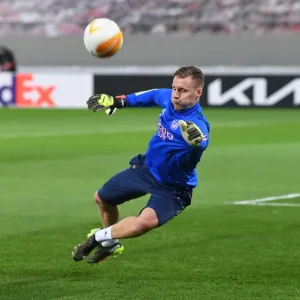 Arsenal's Bernd Leno: Focused During Europa League Warm-Up vs SL Benfica Arsenal's Bernd Leno: Focused During Europa League Warm-Up vs SL Benfica