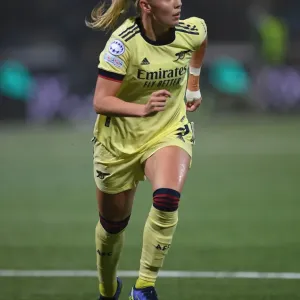 Arsenal's Beth Mead Faces Off Against HB Koge in UEFA Women's Champions League