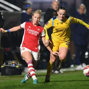 Arsenal's Beth Mead Goes Head-to-Head with Reading's Lily Woodham in FA WSL Showdown