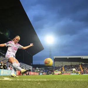 Arsenal's Beth Mead Takes a Corner-Kick Against Liverpool in Women's Super League Clash Arsenal's Beth Mead Takes a Corner-Kick Against Liverpool in Women's Super League Clash