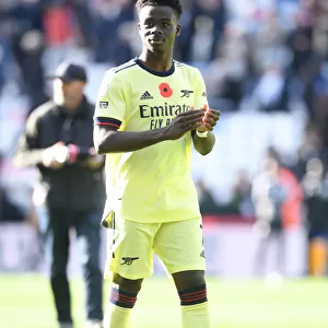 Arsenal's Bukayo Saka Applauding Fans after Leicester Victory (Leicester City vs Arsenal, 2021-22)