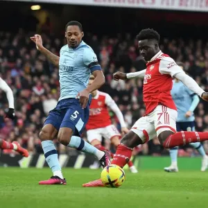 Arsenal's Bukayo Saka Clashes with Brentford's Ethan Pinnock in Premier League Showdown