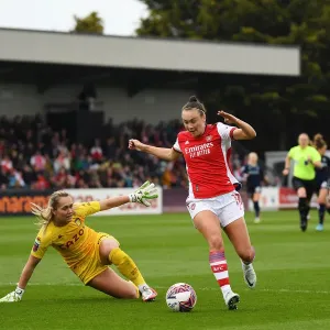 Arsenal's Caitlin Foord Outmaneuvers Defender in Exciting FA WSL Clash Arsenal's Caitlin Foord Outmaneuvers Defender in Exciting FA WSL Clash