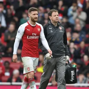 Arsenal's Colin Lewin Tends to Injured Shkodran Mustafi vs. Watford (2017-18)