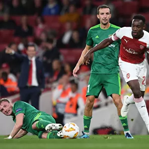 Arsenal's Danny Welbeck Clashes with Vorskla Poltava's Mykhailo Serhiichuk in Europa League Match
