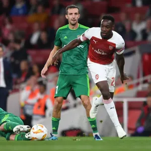 Arsenal's Danny Welbeck Clashes with Vorskla Poltava's Mykhailo Serhiichuk in Europa League Match
