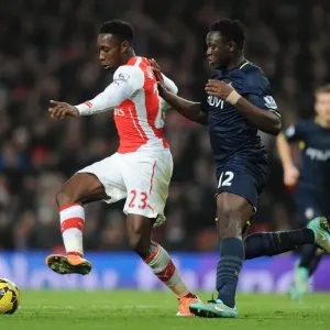 Arsenal's Danny Welbeck Fends Off Southampton's Victor Wanyama in Premier League Clash