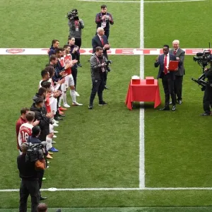Arsenal's Danny Welbeck Honored with Guard of Honor after Last Home Game Arsenal's Danny Welbeck Honored with Guard of Honor after Last Home Game