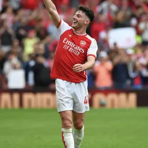 El delantero de Arsenal Declan Rice celebra en el Estadio Emirates. El partido entre el arsenal y la forest es una liga premier 2023/24