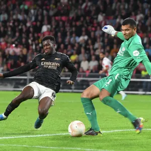 Arsenal's Eddie Nketiah Closes In on PSV Goalkeeper during Europa League Clash
