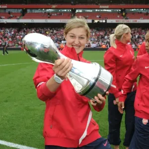 Arsenal's Ellen White Celebrates WSL Title Win with Trophy at Emirates Stadium