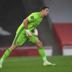 Arsenal's Emi Martinez in Action: A Premier League Showdown against Leicester City, 2019-2020