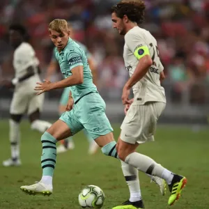 Arsenal's Emile Smith Rowe Clashes with Paris Saint-Germain's Adrien Rabiot in Pre-Season Friendly Arsenal's Emile Smith Rowe Clashes with Paris Saint-Germain's Adrien Rabiot in Pre-Season Friendly