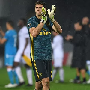 Arsenal's Emiliano Martinez Celebrates with Fans after Vitoria Guimaraes Victory in Europa League