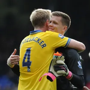 Arsenal's Emotional Reunion: Per Mertesacker and Wojciech Szczesny Hug It Out After Crystal Palace Clash (2013-14)
