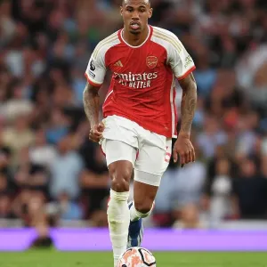 Arsenal's Gabriel Sprints Past Manchester City: Premier League Showdown at Emirates Stadium (2023-24) Arsenal's Gabriel Sprints Past Manchester City: Premier League Showdown at Emirates Stadium (2023-24)