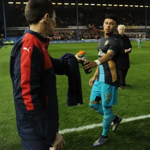Arsenal's Gary O'Dricoll Nurses Oxlade-Chamberlain in Sheffield Wednesday Clash (Capital One Cup 2015-16)