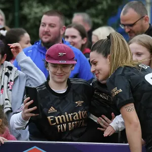 Arsenal's Gio Queiroz Celebrates with Fans after Everton Clash in FA Women's Super League (2022-23) Arsenal's Gio Queiroz Celebrates with Fans after Everton Clash in FA Women's Super League (2022-23)