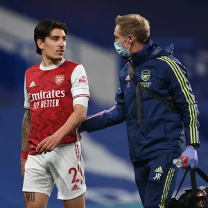 Arsenal's Hector Bellerin Exits Chelsea Match with Injury (2020-21 Premier League) Arsenal's Hector Bellerin Exits Chelsea Match with Injury (2020-21 Premier League)