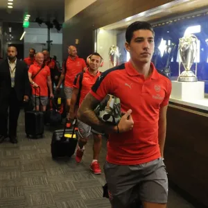 Arsenal's Hector Bellerin Gears Up for Arsenal vs. Chivas (2016-17)